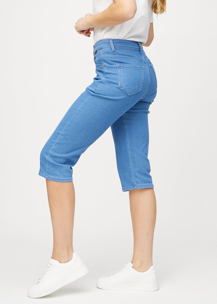 Blaue regular Capris seitlich am Model gesehen.