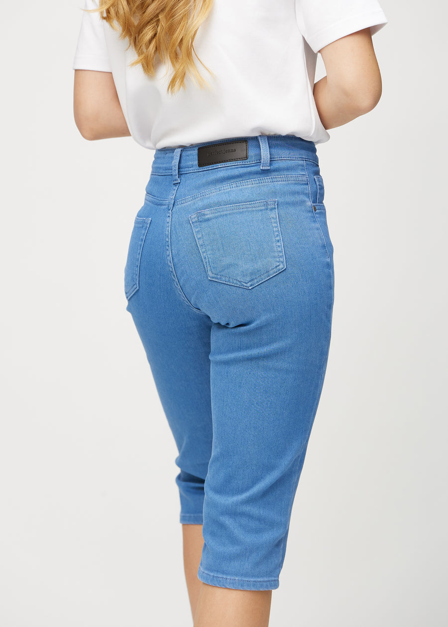 Blaue regular Capris von hinten in Nahaufnahme, um Details zu zeigen.