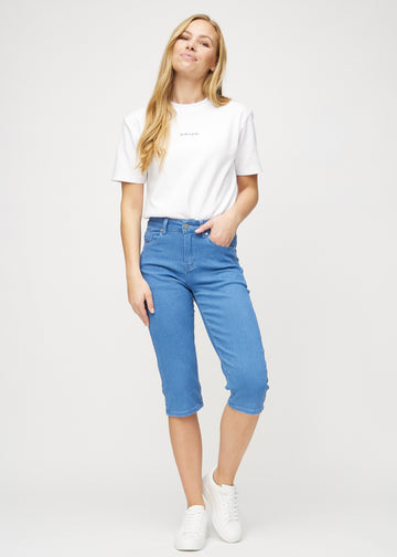Ganzkörperbild eines Models in blauen regular Capris.