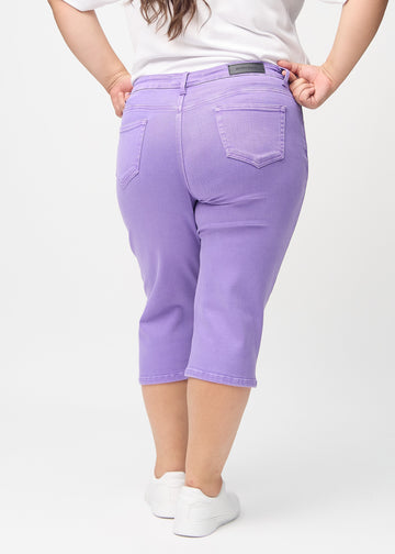 Lila regular Capris von hinten an einem Plus-Size-Model gesehen, sodass man das gesamte Produkt sehen kann.