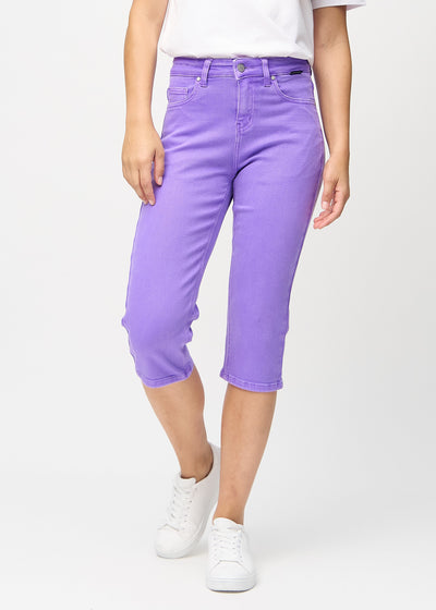 Lila regular Capris, Modellname Lavenders, die gerade am Bein herunterfallen, von vorne gesehen.