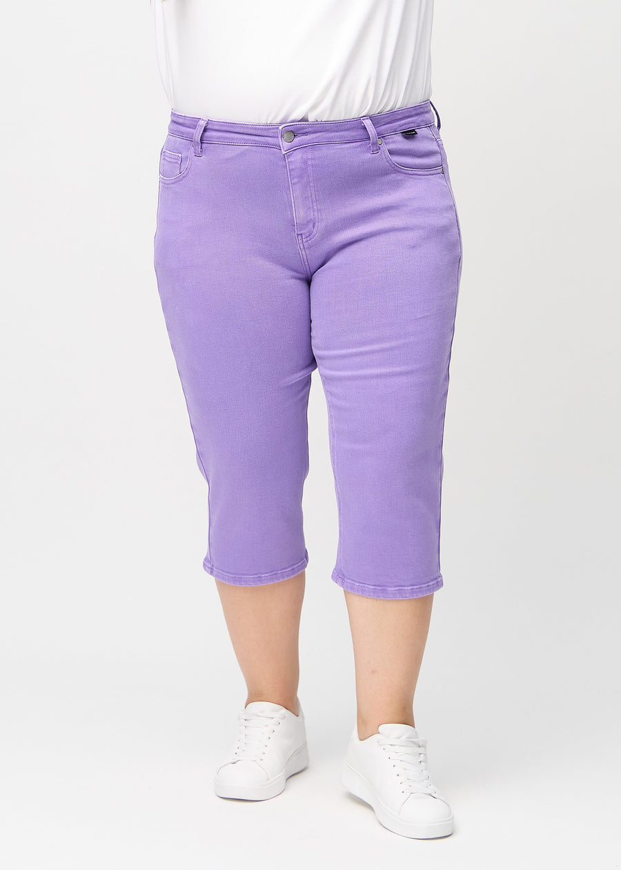 Lila regular Capris, Modellname Lavenders, die gerade am Bein herunterfallen, an einem Plus-Size-Model, von vorne gesehen.