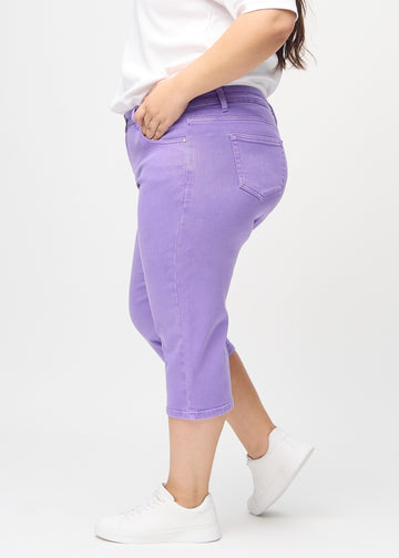 Lila regular Capris von der Seite an einem Plus-Size-Model gesehen.