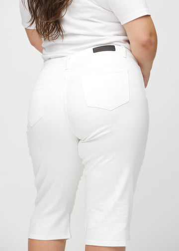 Weiße regular Capris von hinten aus der Nähe an einem Plus-Size-Model gesehen, um Details zu zeigen.