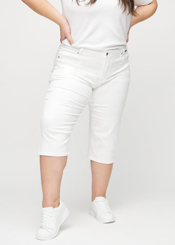 Weiße regular Capris, Modellname Marguerites, die gerade am Bein sitzen und knapp unter dem Knie an einem Plus-Size-Model enden, von vorn gesehen.