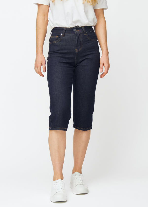 Tief dunkelblaue Denim-Capris für Damen in der Farbe Midnights mit Regular-Passform, die an der Hüfte sitzt und gerader über die Beine fällt, von vorne gesehen.