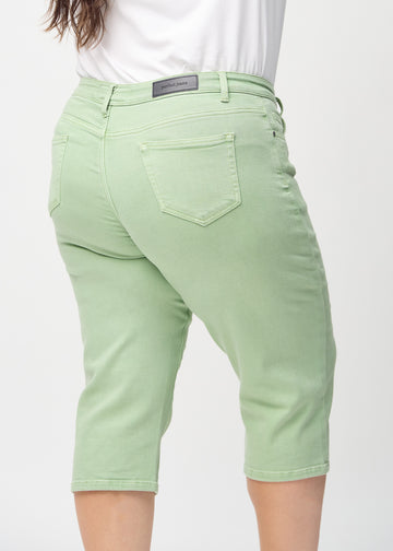 Hellgrüne regular Capris von hinten in Nahaufnahme an einem Plus-Size-Model, um Details zu zeigen.