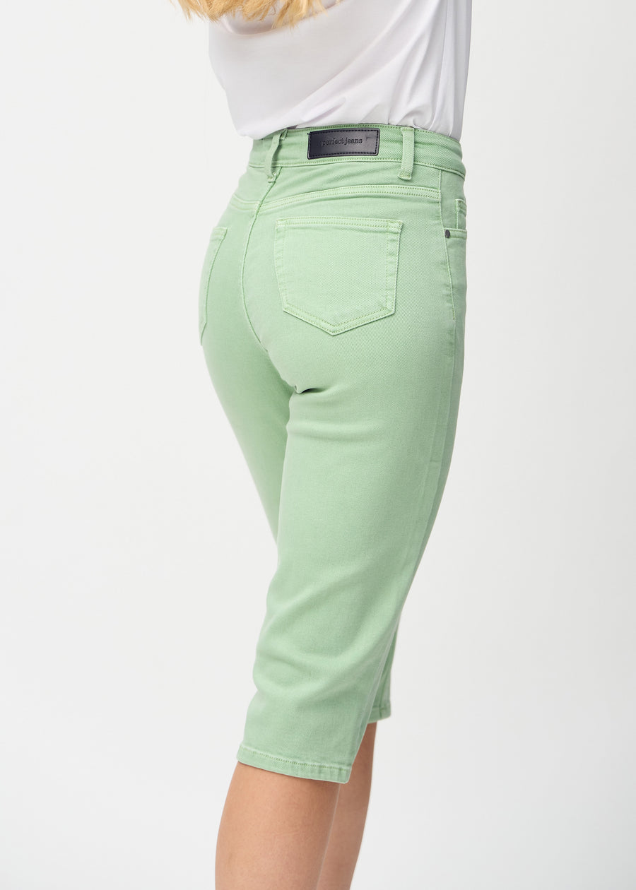 Hellgrüne regular Capris von hinten in Nahaufnahme, um Details zu zeigen.