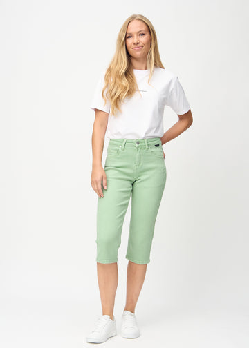 Ganzkörperbild eines Models in hellgrünen regular Capris.