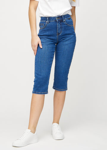 Dunkelblaue Denim-regular-Capris, Modellname Oceans, die am Bein gerade sitzen und knapp unter dem Knie enden, von vorn gesehen.