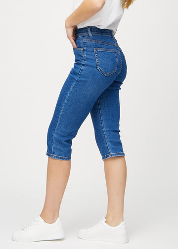Dunkelblaue Denim-regular-Capris seitlich am Model gesehen.