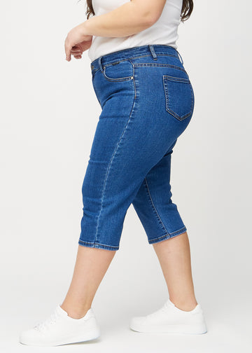 Dunkelblaue Denim-regular-Capris seitlich an einem Plus-Size-Model gesehen.