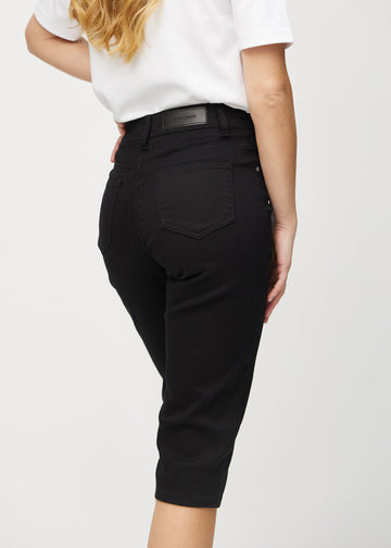 Schwarze regular Capris von hinten aus der Nähe gesehen, um Details zu zeigen.