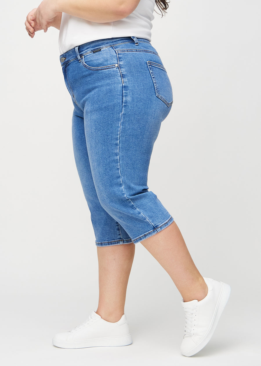 Denim-regular-Capris seitlich an einem Plus-Size-Model gezeigt.
