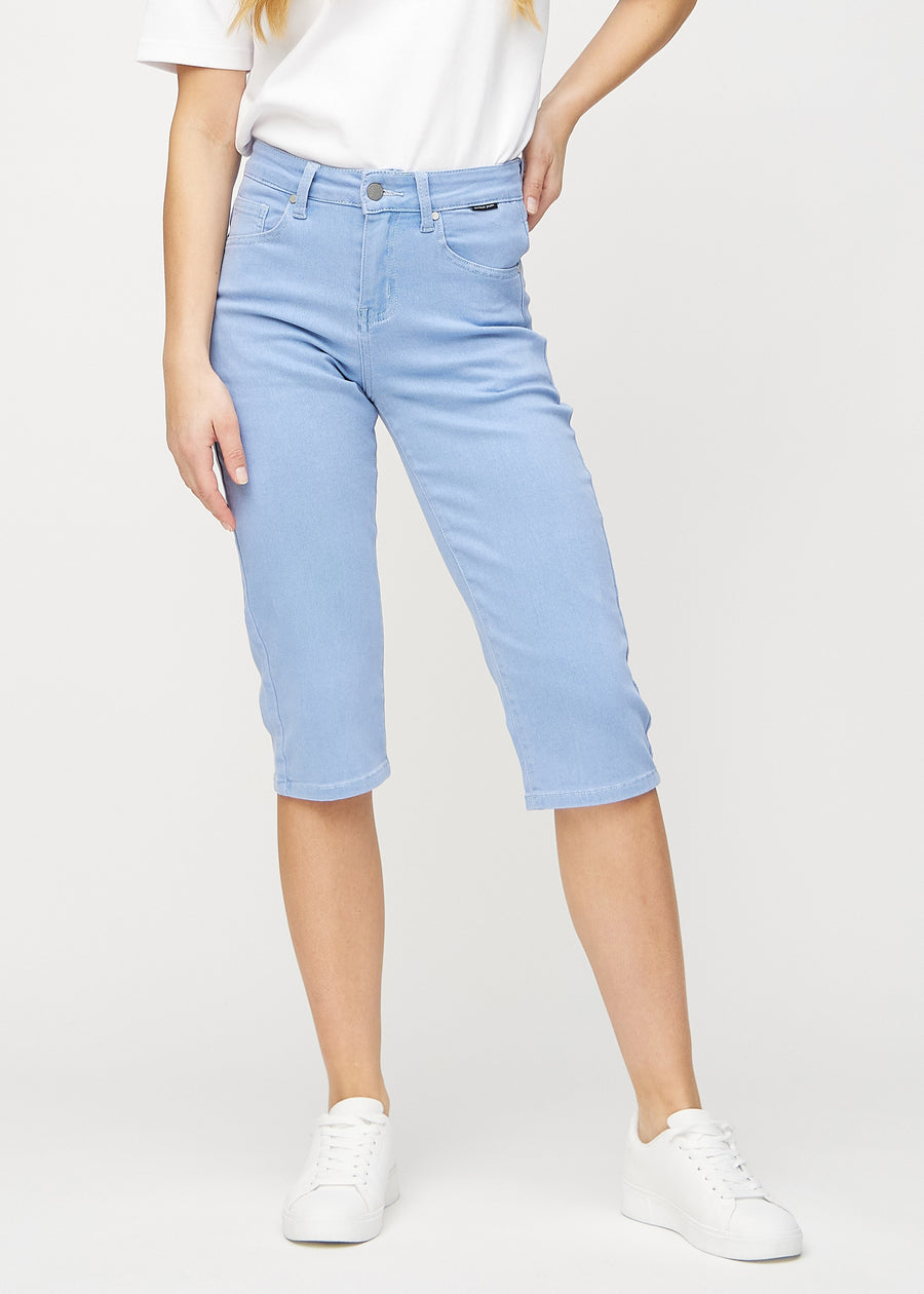 Hellblaue regular Capris, Modellname Skies, die eng am Bein anliegen und knapp unter dem Knie enden, von vorne gesehen.