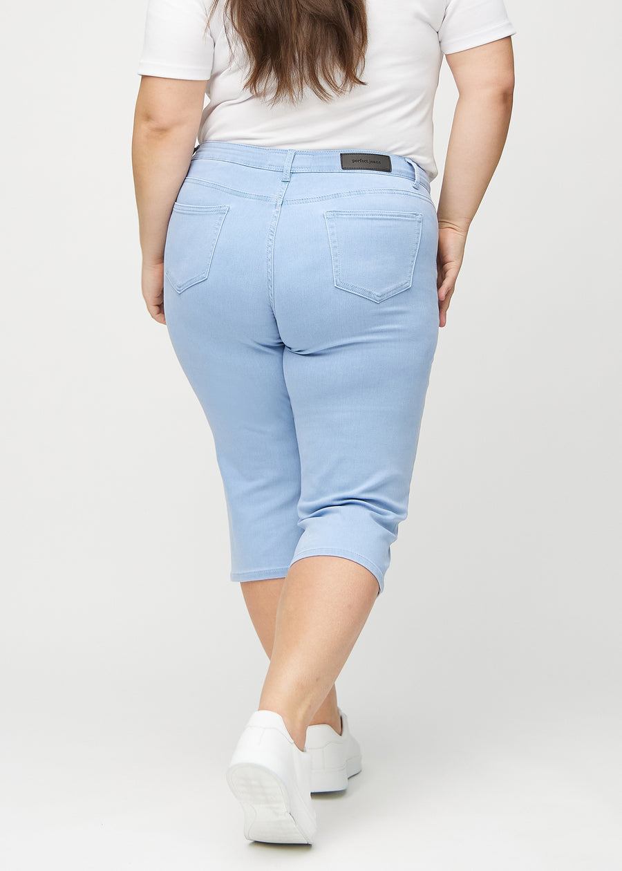 Hellblaue regular Capris von hinten an einem Plus-Size-Model gesehen, sodass man das gesamte Produkt sehen kann.