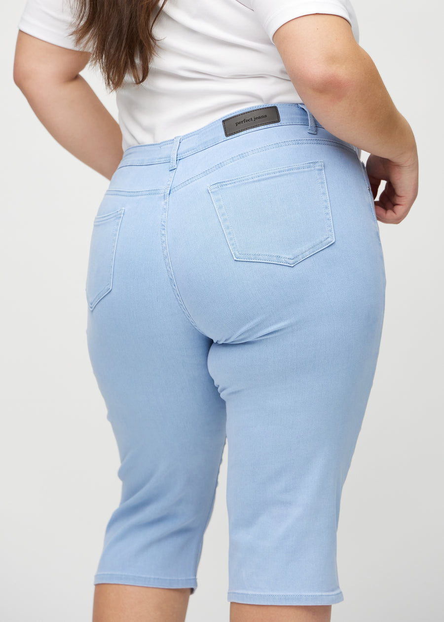 Hellblaue regular Capris von hinten aus der Nähe an einem Plus-Size-Model gesehen, um Details zu zeigen.