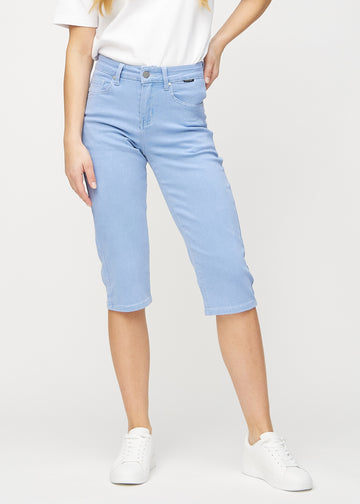 Hellblaue regular Capris, Modellname Skies, die eng am Bein anliegen und knapp unter dem Knie enden, von vorne gesehen.