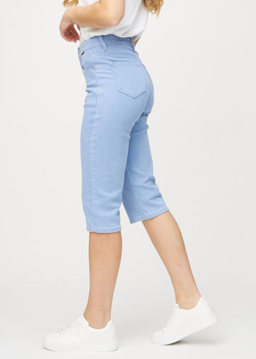 Hellblaue regular Capris an einem Model von der Seite gesehen.