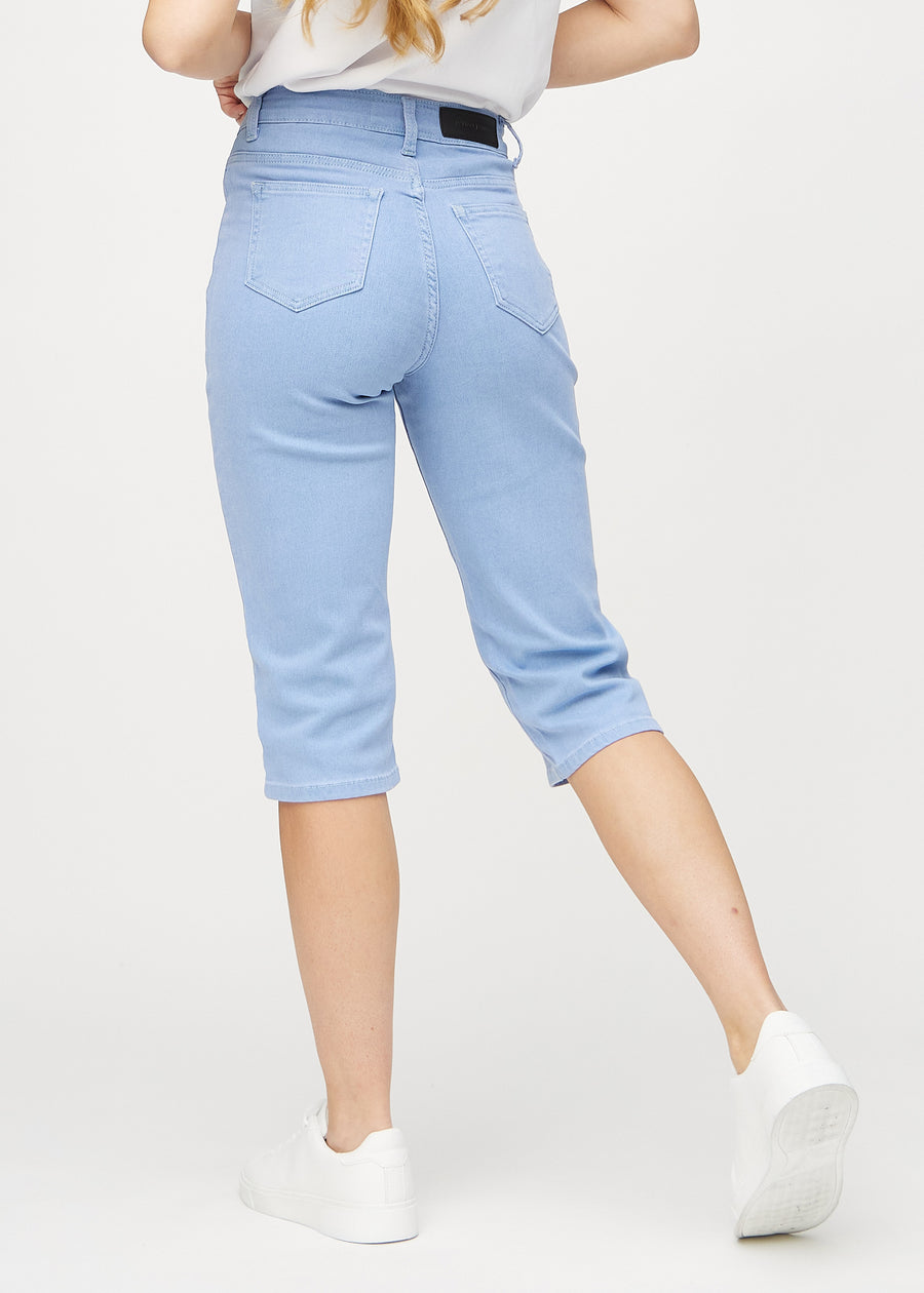 Hellblaue regular Capris von hinten gesehen, sodass man das gesamte Produkt sehen kann.