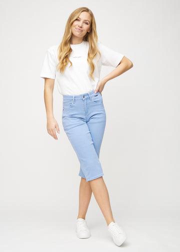 Ganzkörperbild eines Models in hellblauen regular Capris.