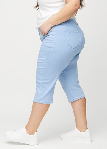 Hellblaue regular Capris an einem Plus-Size-Model von der Seite gesehen.
