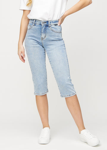 Hellblaue Denim-regular-Capris, Modellname Waves, die gerade am Bein sitzen und direkt unter dem Knie enden, von vorn gesehen.