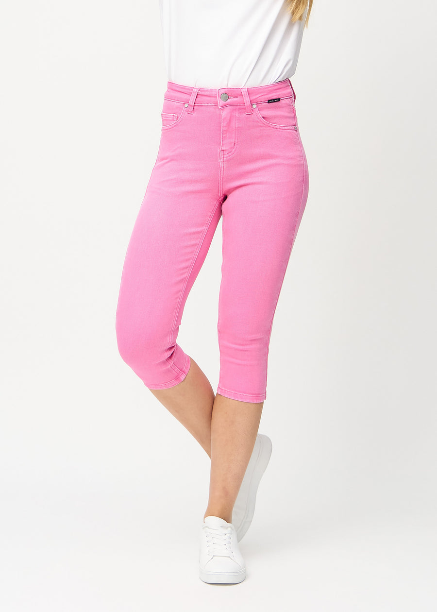 Skinny-Capris für Damen in pastellrosa Jeansstoff, Farbe Flamingos. Vorderansicht an einem Model, eng geschnitten bis knapp unter das Knie.