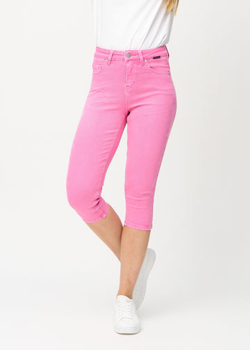 Skinny-Capris für Damen in pastellrosa Jeansstoff, Farbe Flamingos. Vorderansicht an einem Model, eng geschnitten bis knapp unter das Knie.