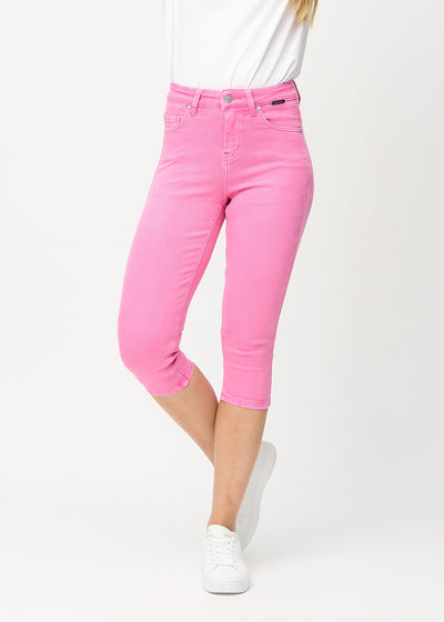 Skinny-Capris für Damen in pastellrosa Jeansstoff, Farbe Flamingos. Vorderansicht an einem Model, eng geschnitten bis knapp unter das Knie.
