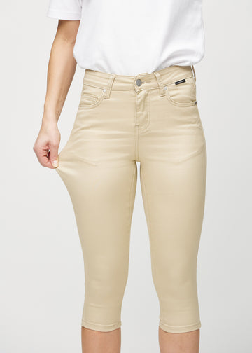 Das Model dehnt die Capris am Oberschenkel, um den Stretch zu zeigen.