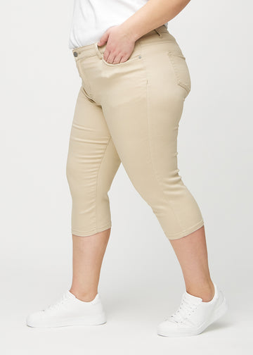 Beige skinny Capris von der Seite an einem Plus-Size-Model gesehen.