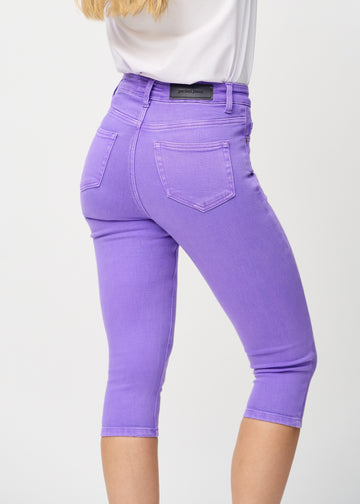 Skinny-Capris für Damen in pastellviolettem Jeansstoff, Farbe Lavenders. Nahaufnahme von hinten an einem Model, zeigt Taschen und Nähte.