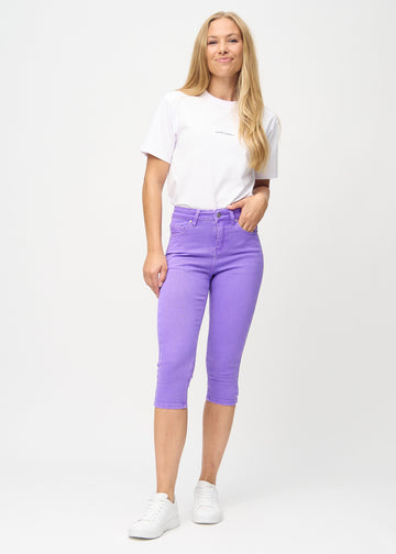 Skinny-Capris für Damen in pastellviolettem Jeansstoff, Farbe Lavenders. Ganzkörperansicht eines Models in den Capris.