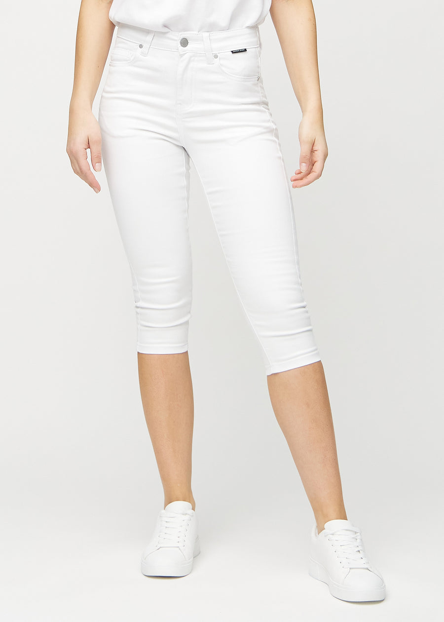 Skinny-Capris für Damen in weißem Jeansstoff, Farbe Marguerites. Vorderansicht an einem Model, eng geschnitten bis knapp unter das Knie.