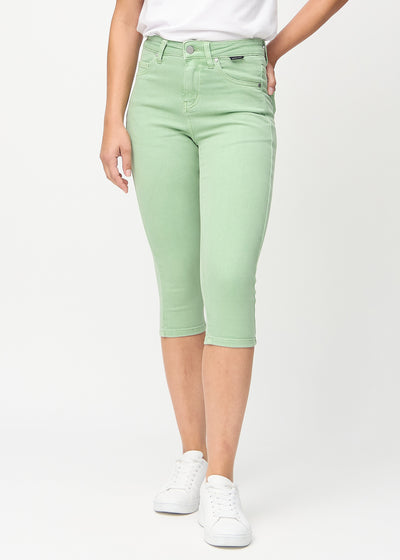 Skinny-Capris für Damen in pastellgrünem Jeansstoff, Farbe Mints. Vorderansicht an einem Model, eng geschnitten bis knapp unter das Knie.