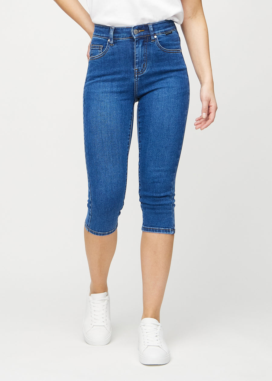 Dunkle Denim-skinny-Capris, Modellname Oceans, die eng am Bein anliegen und knapp unter dem Knie enden, von vorne gesehen.