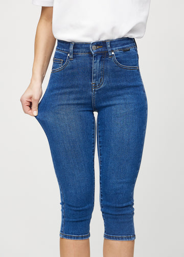 Das Model zieht die Capris am Oberschenkel, um den Stretch zu zeigen.