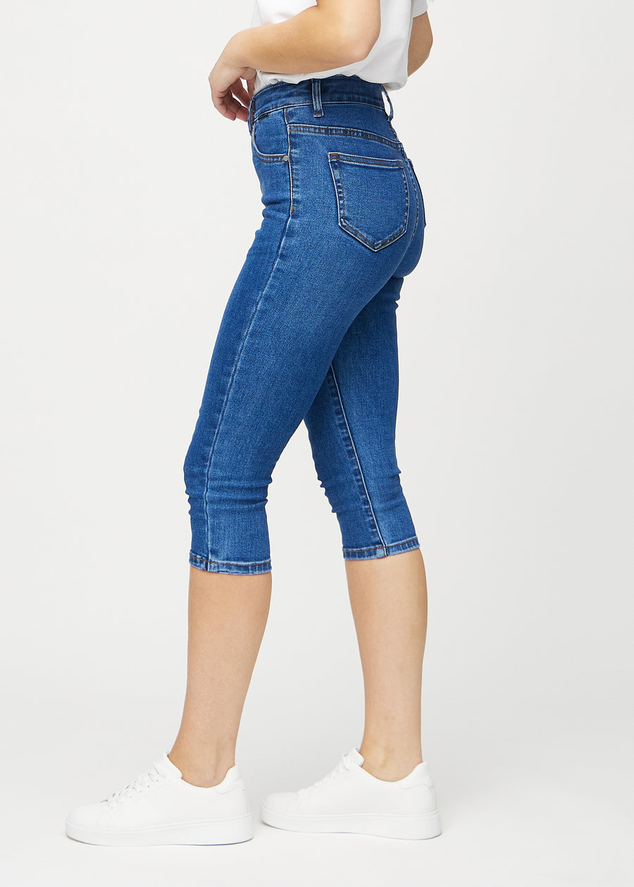 Dunkle Denim-skinny-Capris von der Seite am Model.