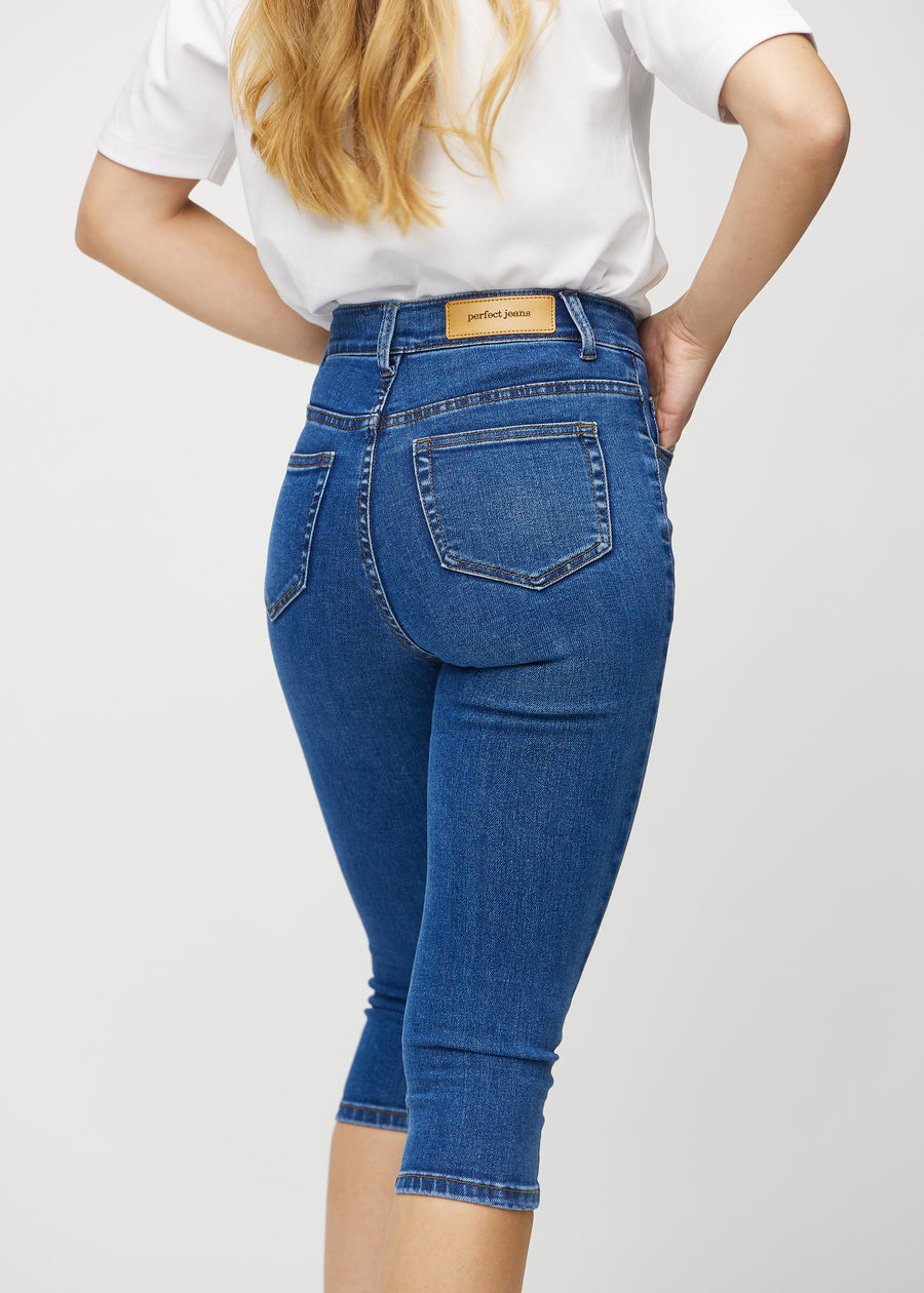 Dunkle Denim-skinny-Capris von hinten in Nahaufnahme, um Details zu zeigen.