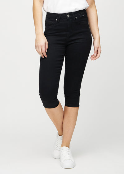 Schwarze skinny Capris, Modellname Ravens, die eng am Bein anliegen und direkt unter dem Knie enden, von vorne gesehen.