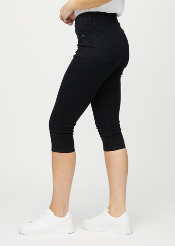 Schwarze skinny Capris, von der Seite am Model gesehen.