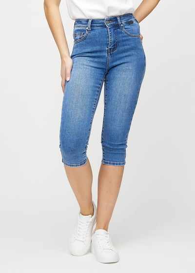 Skinny-Capris für Damen in blauem Denim, Farbe Rivers. Vorderansicht an einem Model, eng geschnitten bis knapp unter das Knie.