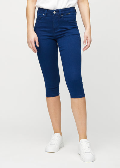 Skinny-Capris für Damen in dunkelblauem Jeansstoff, Farbe Royals. Vorderansicht an einem Model, eng geschnitten bis knapp unter das Knie.