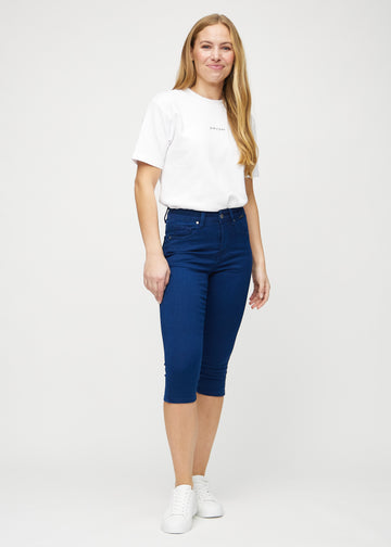 Skinny-Capris für Damen in dunkelblauem Jeansstoff, Farbe Royals. Ganzkörperansicht eines Models in den Capris.
