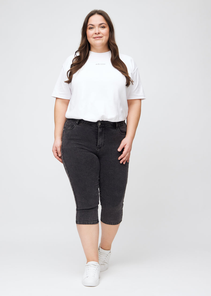 Skinny-Capris für Damen in dunkelgrauem Denim, Farbe Shadows. Ganzkörperansicht eines Plus-Size-Models in den Capris.