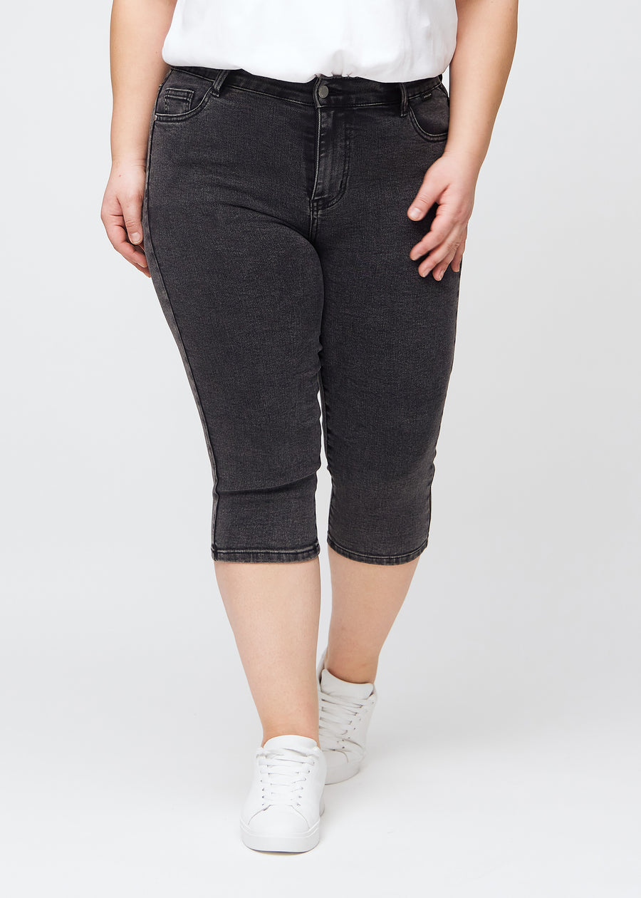 Frau in dunkelgrauen Shadows Denim-Capris im Skinny Fit von Perfect Jeans.