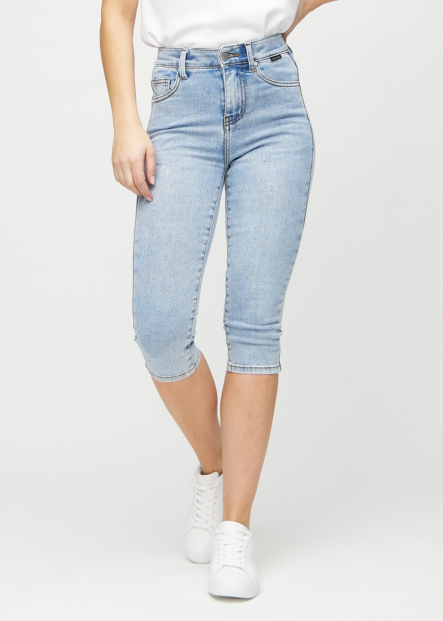 Skinny-Capris für Damen in hellblauem Denim, Farbe Waves. Vorderansicht an einem Model, eng geschnitten bis knapp unter das Knie.