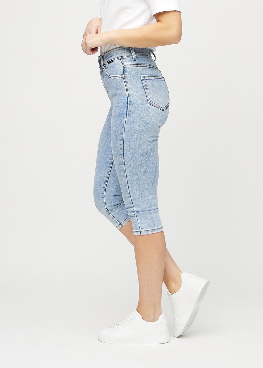 Skinny-Capris für Damen in hellblauem Denim, Farbe Waves. Seitenansicht an einem Model, die figurbetonte Passform ist zu sehen.