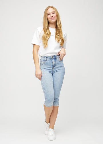 Skinny-Capris für Damen in hellblauem Denim, Farbe Waves. Ganzkörperansicht eines Models in den Capris.
